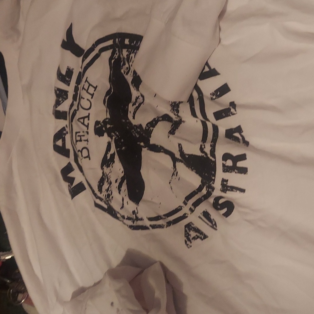 Graphic Ling sleeve tee featuring one of Sydney Australia's hottest beaches